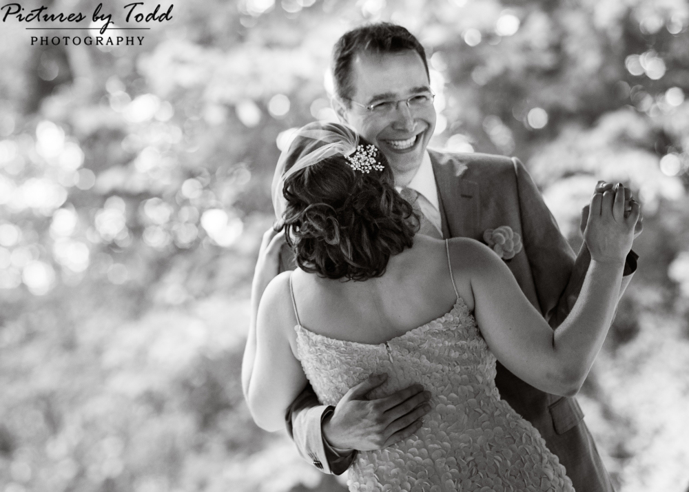 bride-and-groom-black-and-white-photo-first-dance