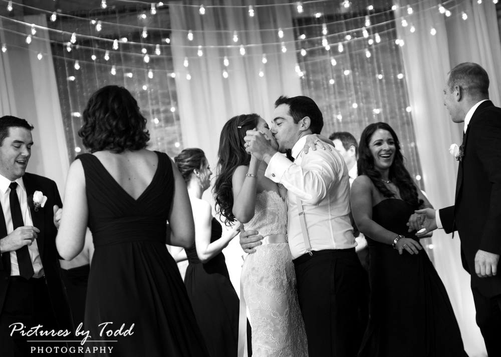 Beautiful-Candid-First-Dance-Photography