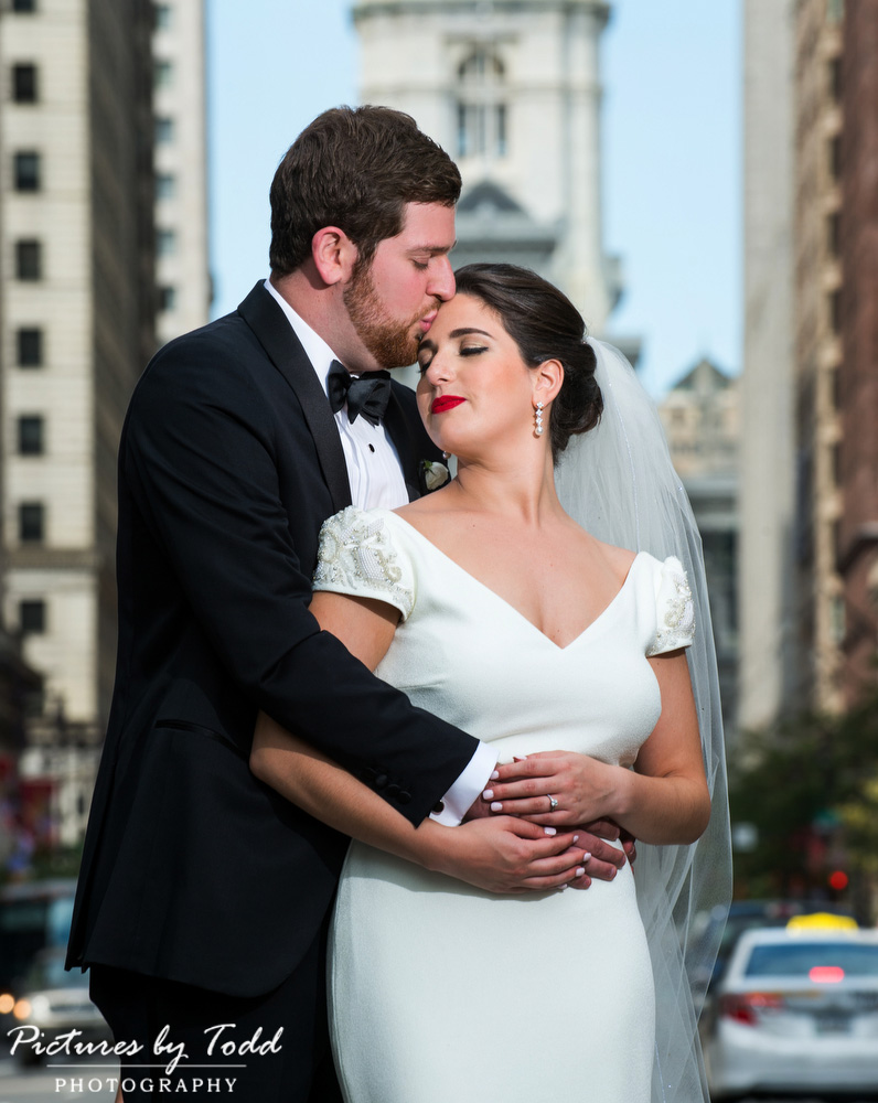 philadelphia-bride-groom-moment-sweet-kiss-wedding-city