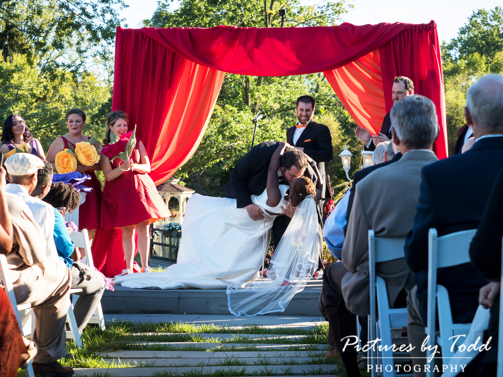 bride-and-groom-kiss-special-sweet-love-ceremony-outdoor-manor-house-red