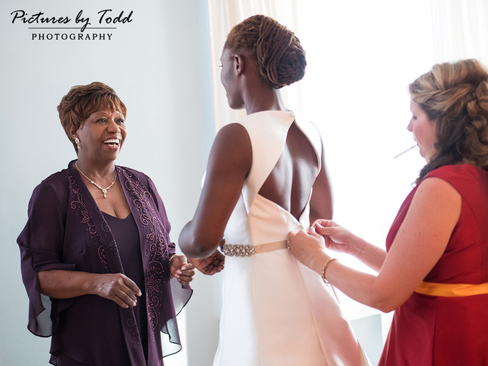 bride-getting-ready-mother-daughter-window-lighting-castle-couture-emotion-happy