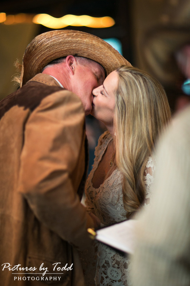 associate-wedding-rustic-country-bellevue-state-park-kiss