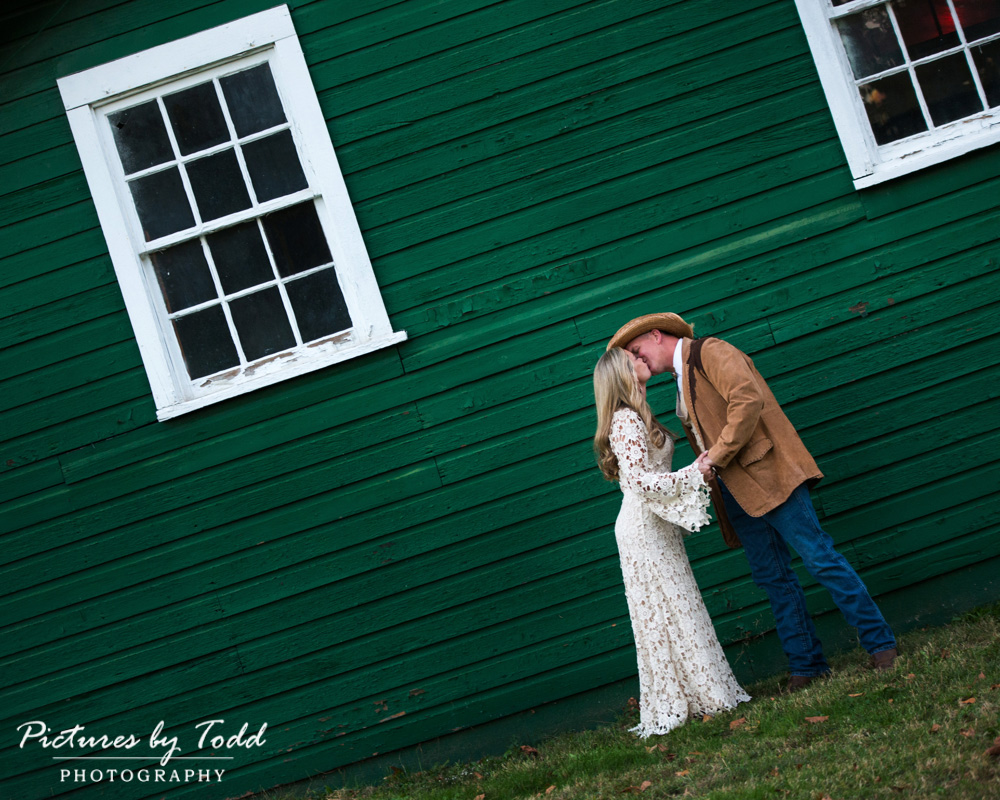 associate-wedding-rustic-country-bellevue-state-park-outside-portaits