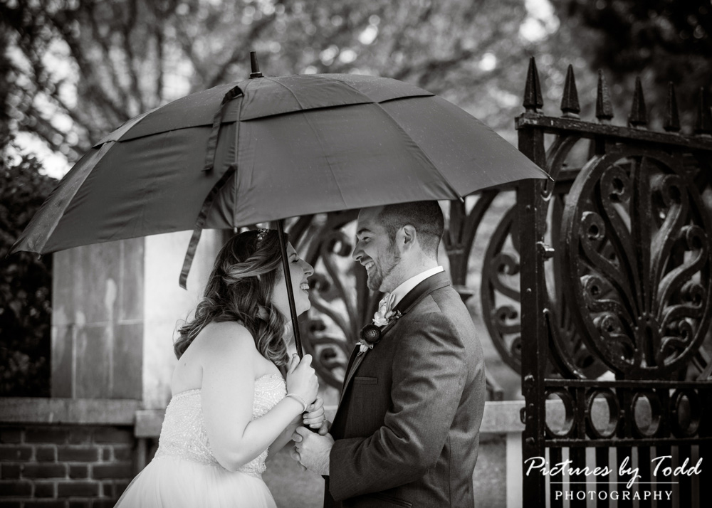 black-white-moments-best-wedding-photos-downtown-philly