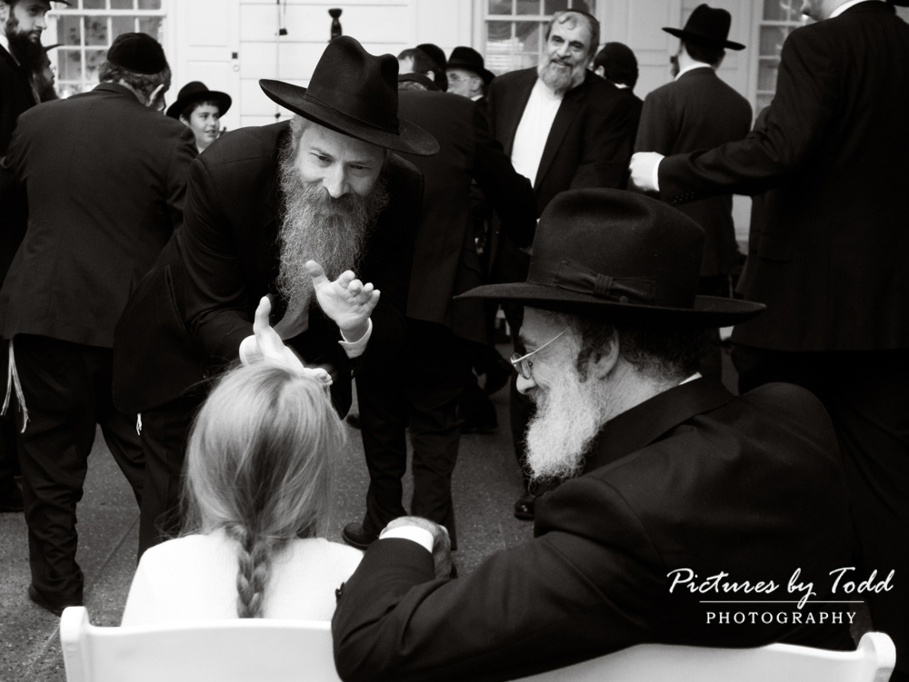 appleford-estate-pictures-by-todd-wedding-orthodox-jewish-candid-moments-black-white