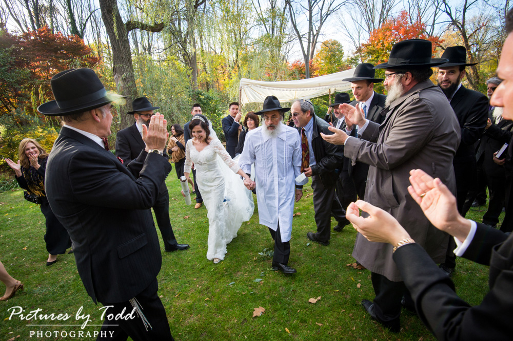 appleford-estate-pictures-by-todd-wedding-orthodox-jewish-ceremony-outside-beautiful